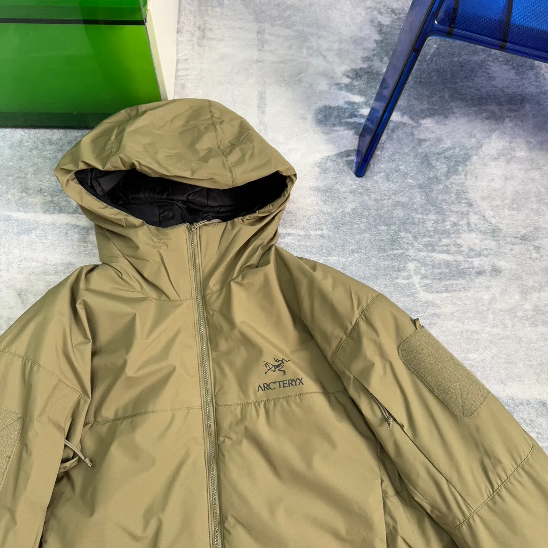 Arcteryx/ Leaf Cold Gen 2 ! N WINDSTOPPER 2L ， Coreloft 100 ， 。 Cold Series ， ， ， ！ ， 。 windstopper ,n Gossamera Fusion WS。 ， ： 1： WINDSTOPPER ， ， ， ， 。 Coreloft ， 。 。 2： 。 3： ， ， 。 4： ， ， 。 ， ， 。 1:1 ， ！ ， ！ ：Black/ / Gray Size：S-XXL Size S 118 51 70 M 122 53 72 L 126 55 74 XL 130 56 76 XXL 134 57 78